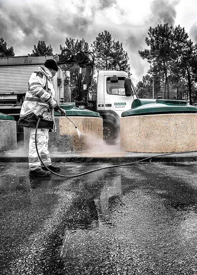 Agent en charge du lavage des points de collecte (conteneurs enterrés semi-enterrés)