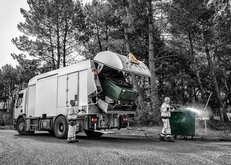 Agent en charge du lavage des conteneurs à roulettes